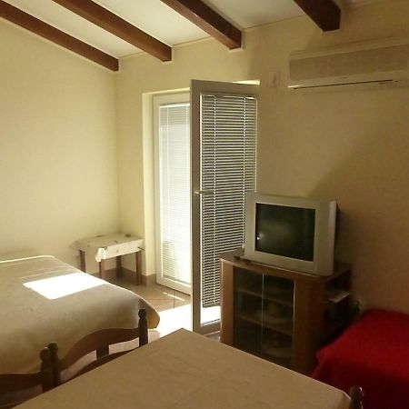Apartments Vila Lavanda Omisalj Luaran gambar