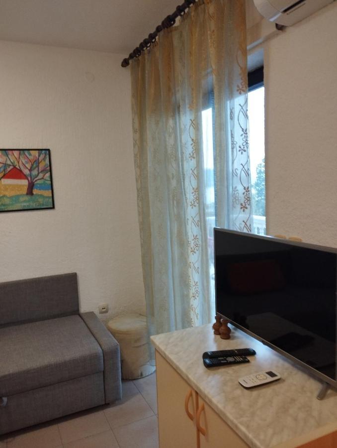 Apartments Vila Lavanda Omisalj Luaran gambar