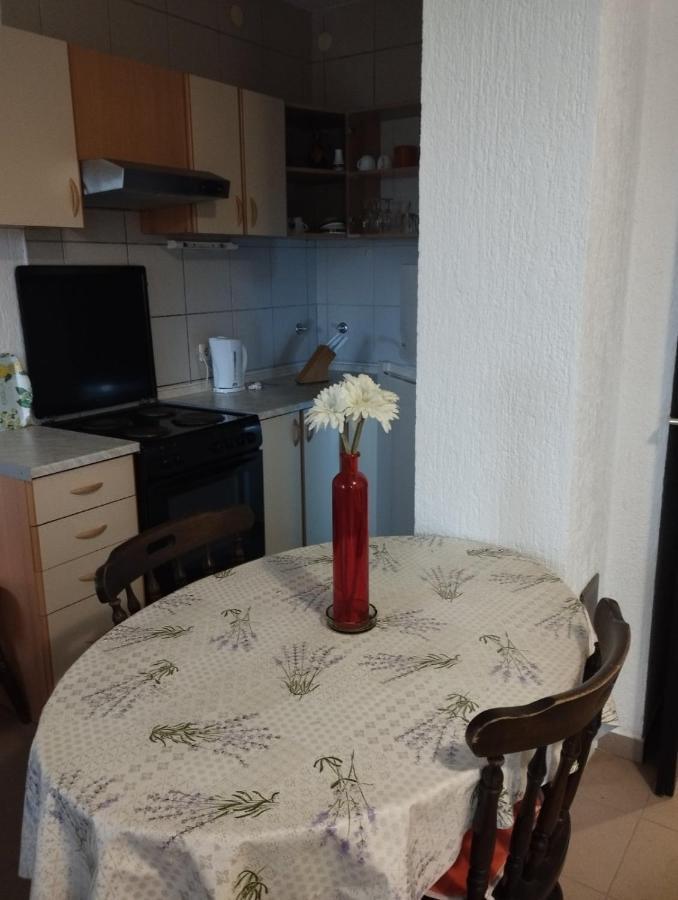 Apartments Vila Lavanda Omisalj Luaran gambar