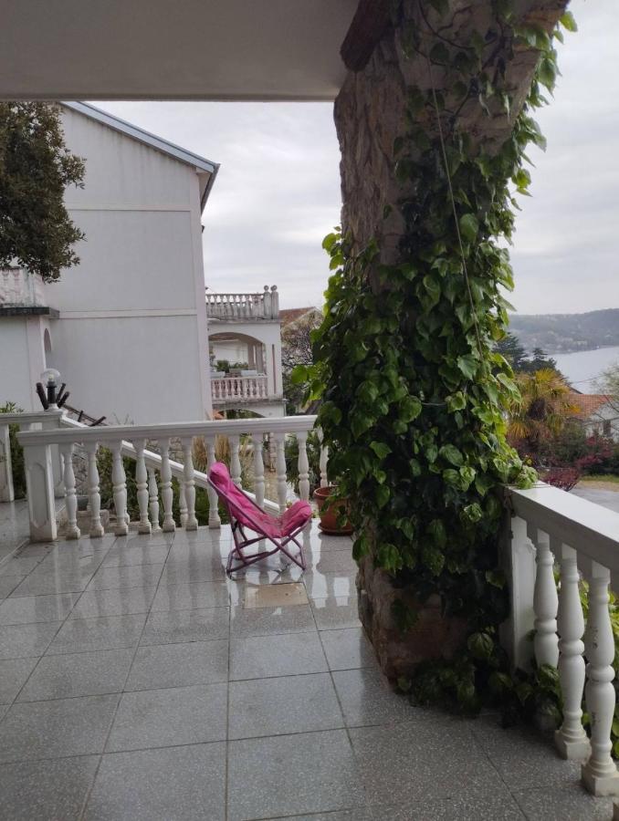 Apartments Vila Lavanda Omisalj Luaran gambar