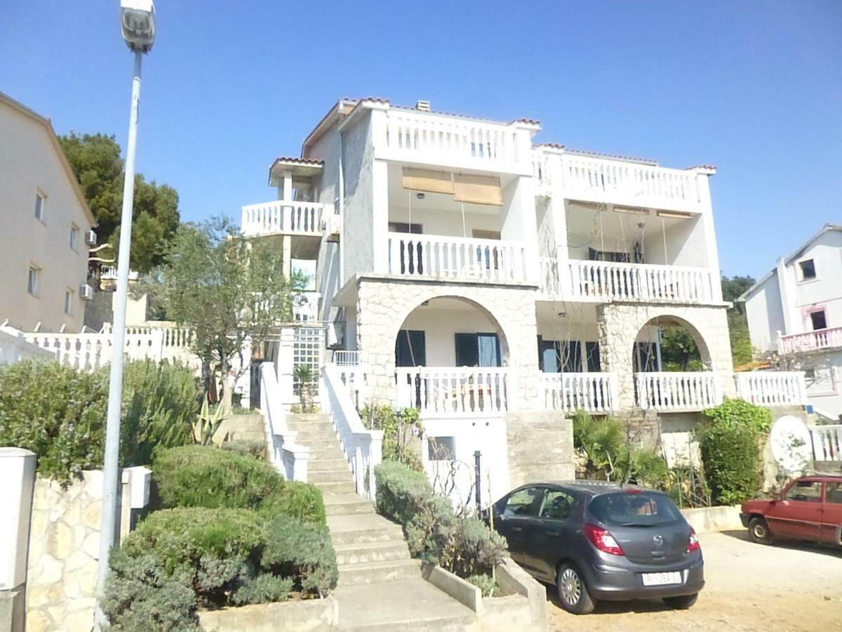 Apartments Vila Lavanda Omisalj Luaran gambar