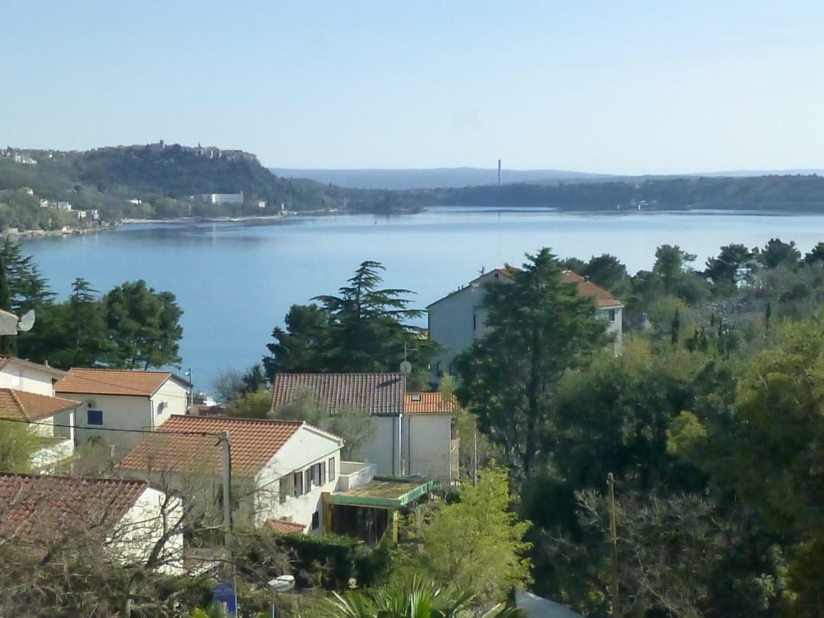 Apartments Vila Lavanda Omisalj Luaran gambar