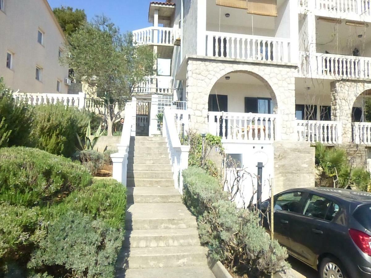 Apartments Vila Lavanda Omisalj Luaran gambar