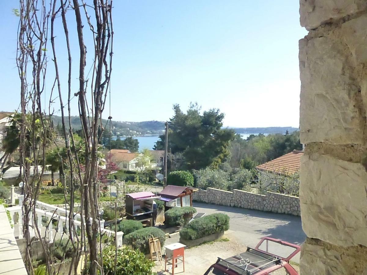Apartments Vila Lavanda Omisalj Luaran gambar