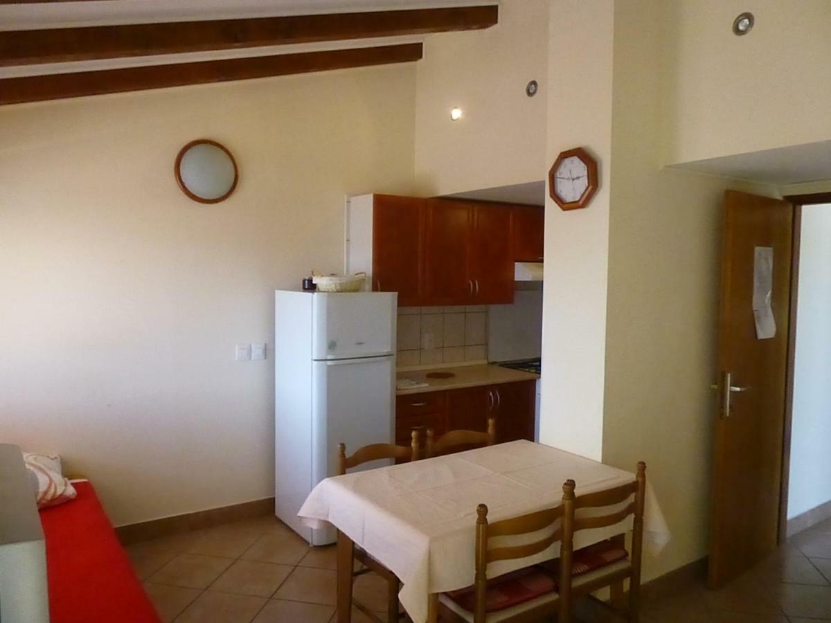 Apartments Vila Lavanda Omisalj Luaran gambar