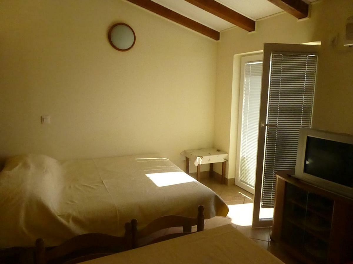 Apartments Vila Lavanda Omisalj Luaran gambar