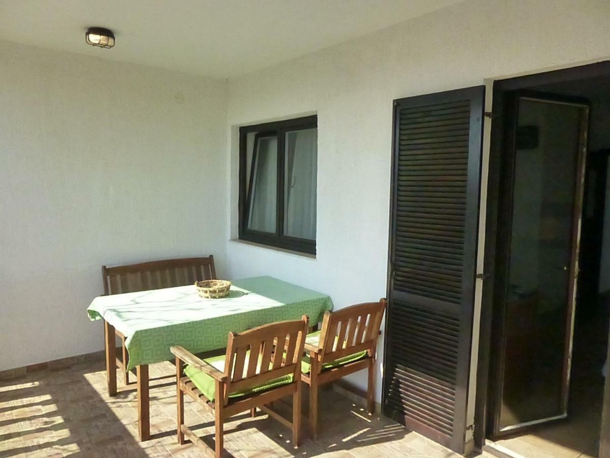 Apartments Vila Lavanda Omisalj Luaran gambar
