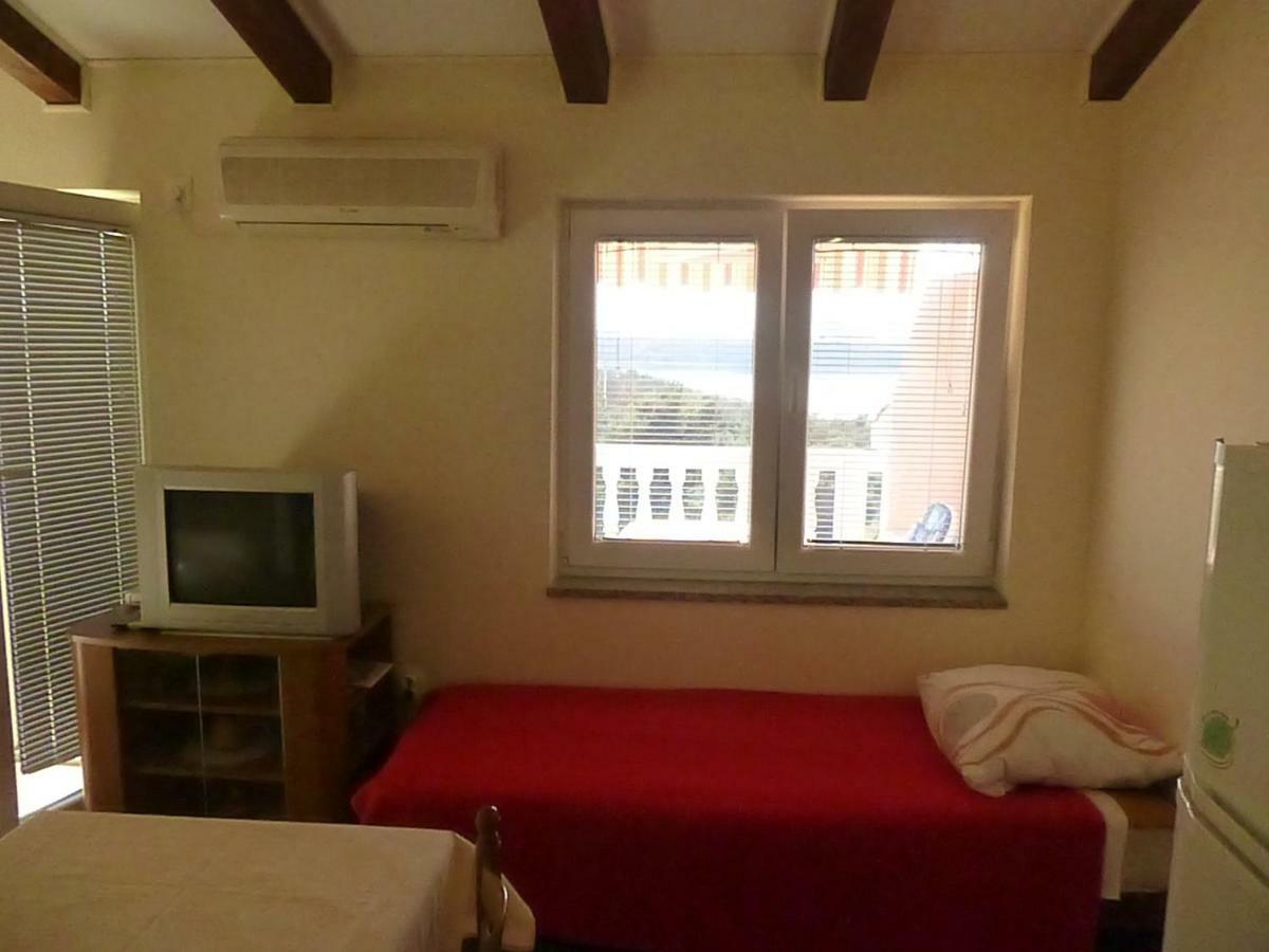 Apartments Vila Lavanda Omisalj Luaran gambar