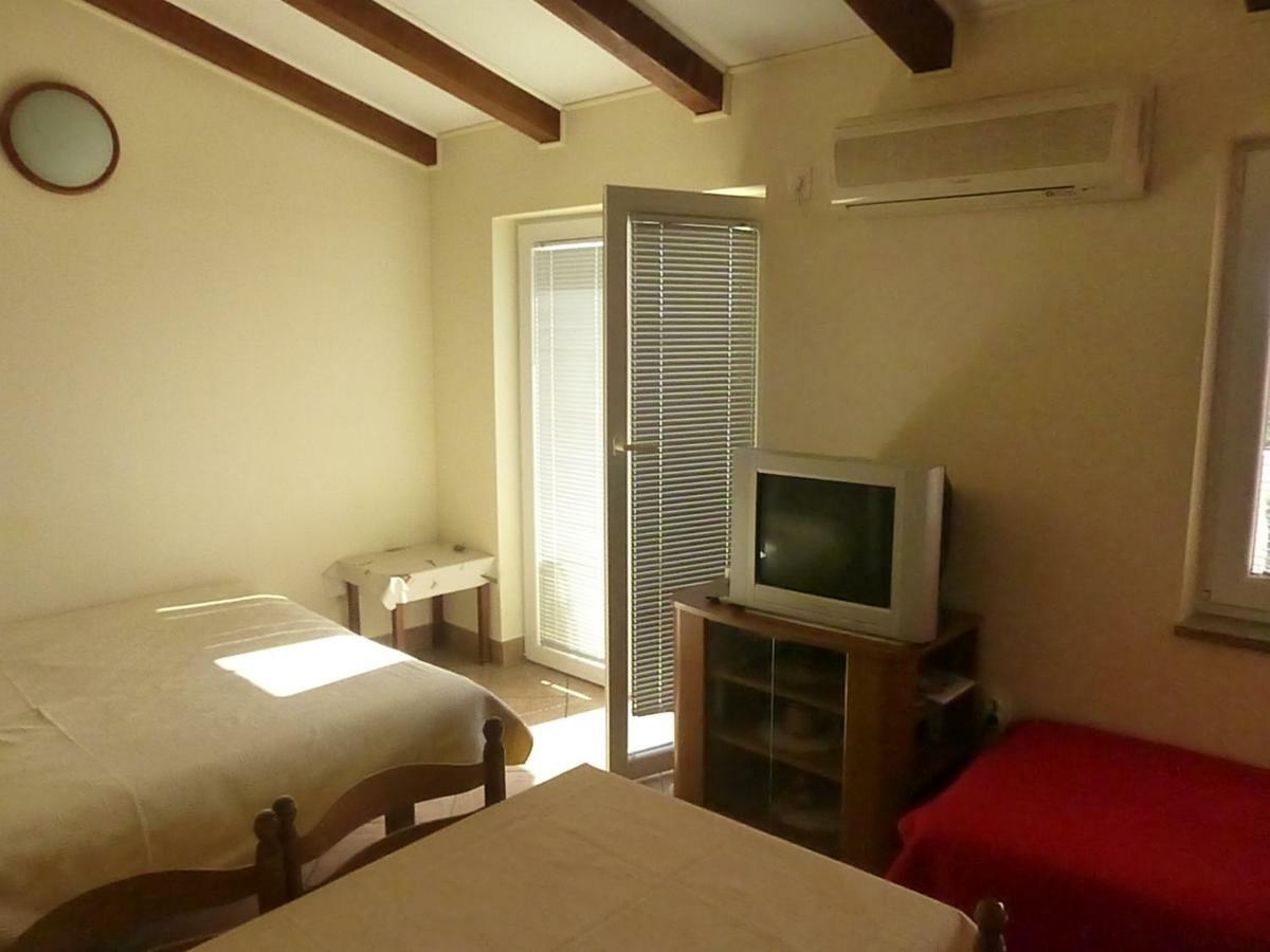 Apartments Vila Lavanda Omisalj Luaran gambar