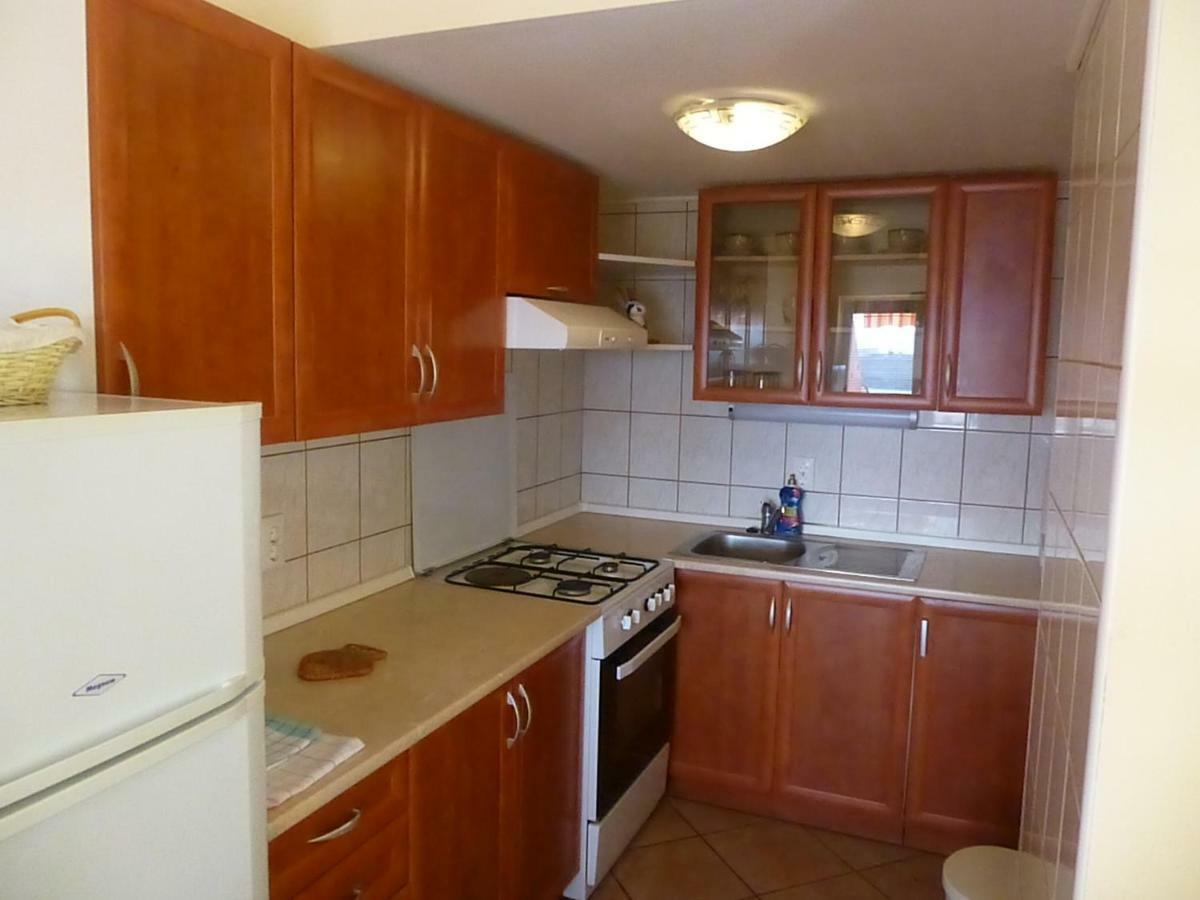Apartments Vila Lavanda Omisalj Luaran gambar