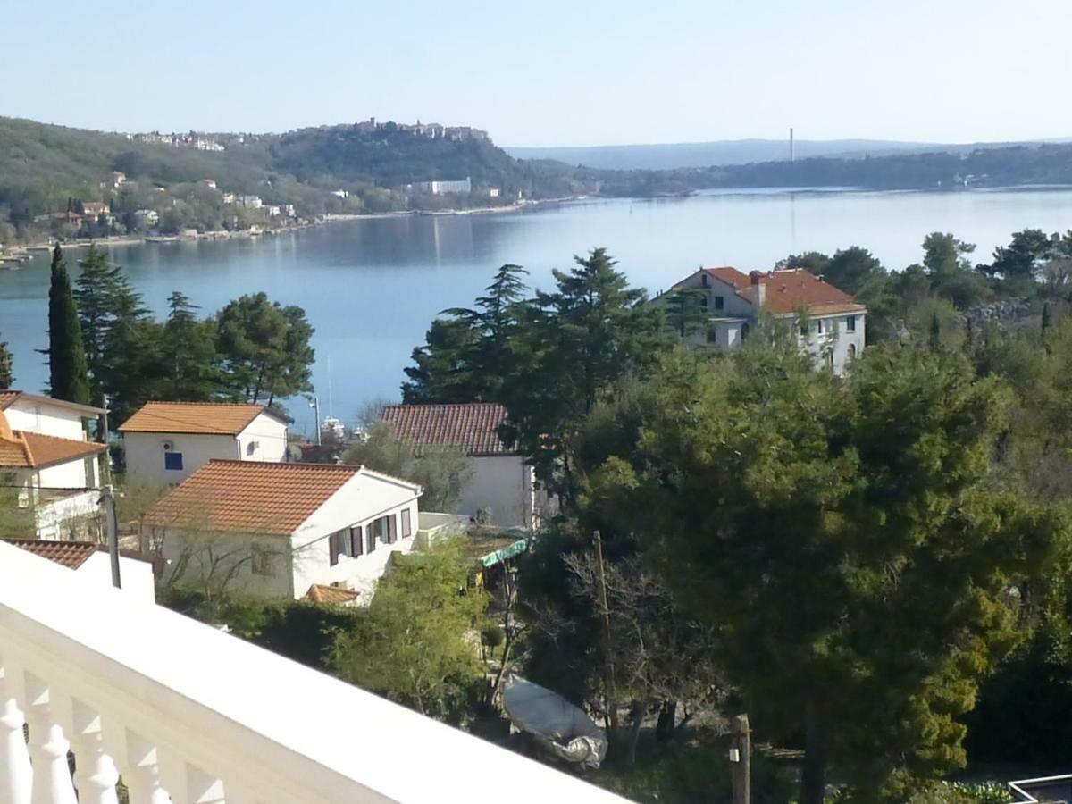 Apartments Vila Lavanda Omisalj Luaran gambar