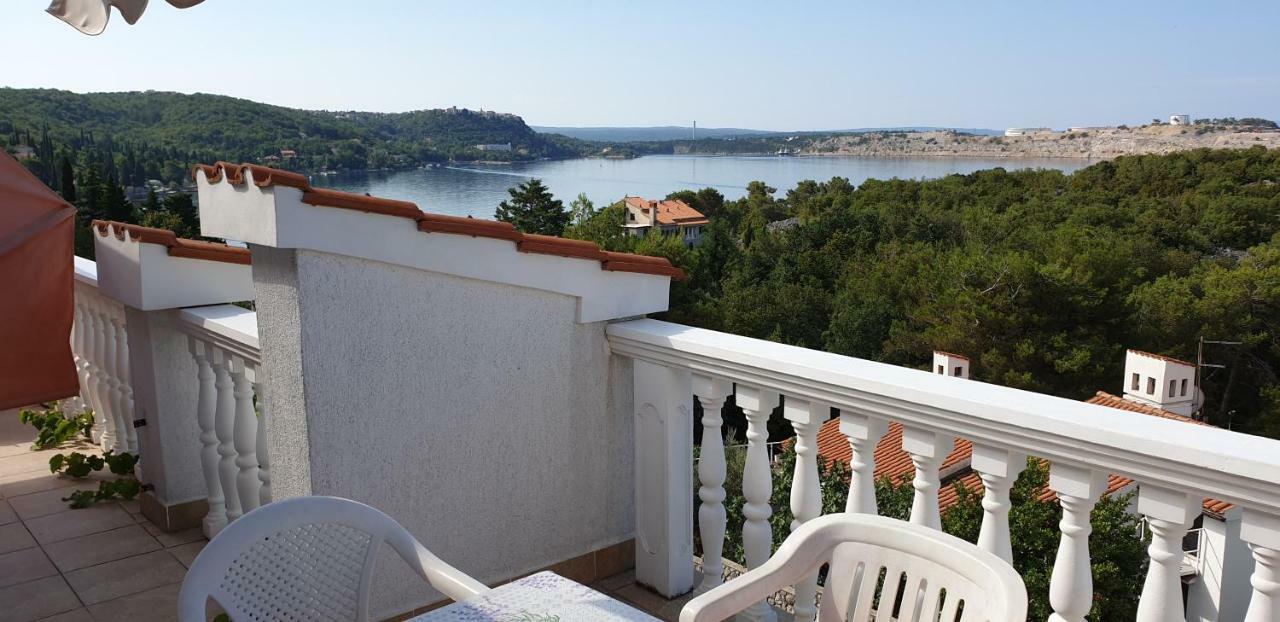 Apartments Vila Lavanda Omisalj Luaran gambar