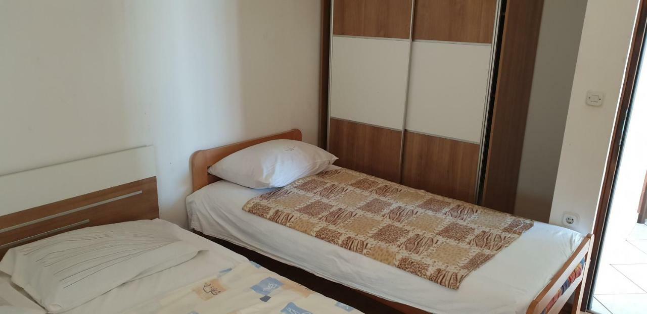 Apartments Vila Lavanda Omisalj Luaran gambar