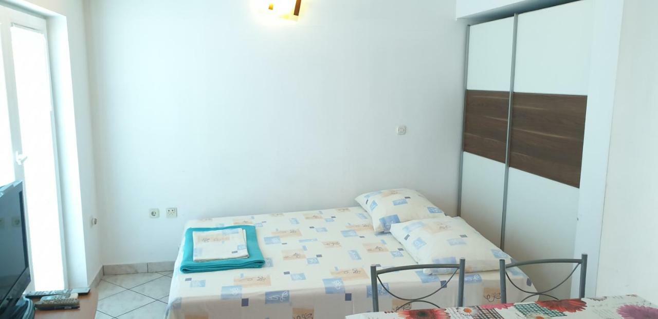 Apartments Vila Lavanda Omisalj Luaran gambar