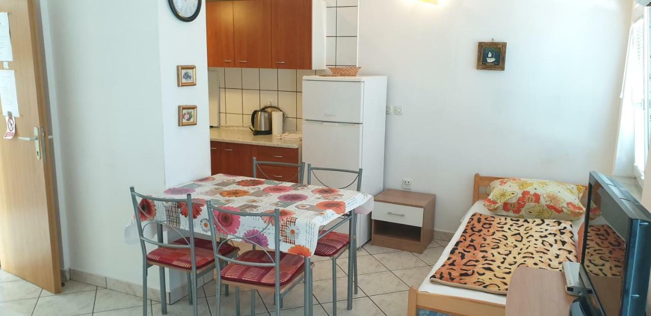Apartments Vila Lavanda Omisalj Luaran gambar