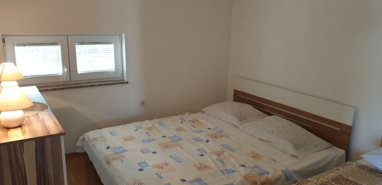 Apartments Vila Lavanda Omisalj Luaran gambar