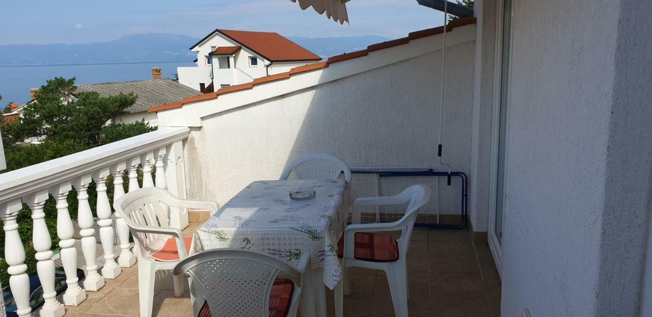 Apartments Vila Lavanda Omisalj Luaran gambar