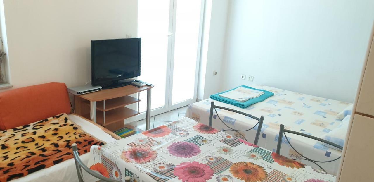 Apartments Vila Lavanda Omisalj Luaran gambar