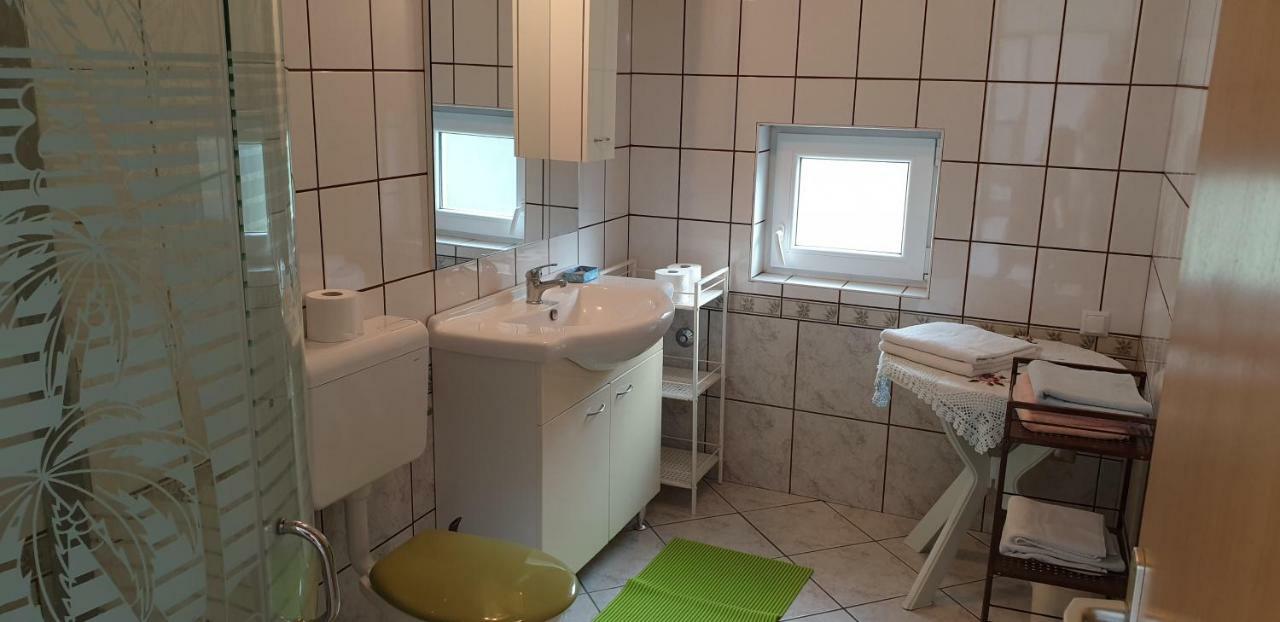 Apartments Vila Lavanda Omisalj Luaran gambar